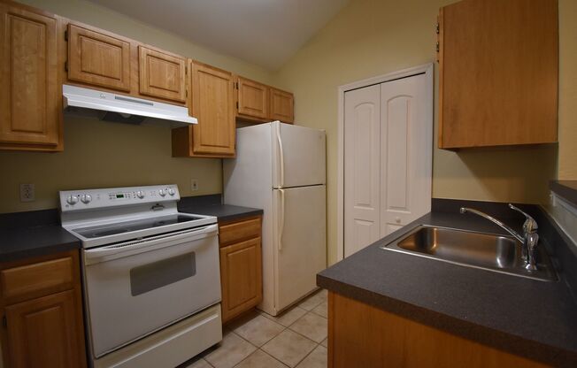 ORLANDO: 1 bed/1 Bath, Gated Community of The Hamptons at MetroWest AVAILABLE AUGUST 15th!