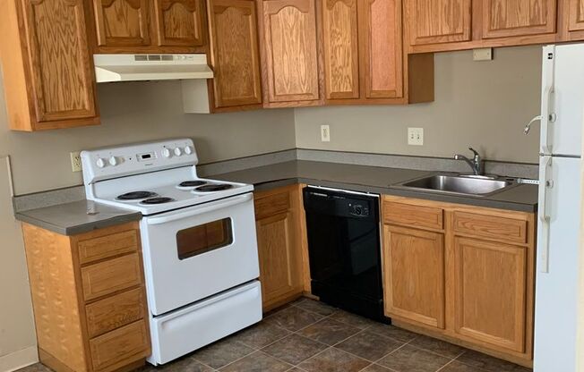 3 beds, 1 bath, 965 sqft, $925, Unit 915-03