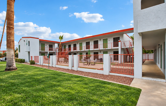 2 beds, 1 bath, 748 sqft, $1,749, Unit E67