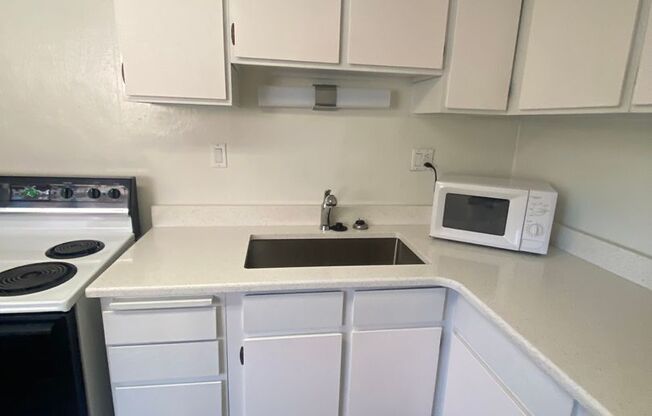 2 beds, 1 bath, 800 sqft, $1,095, Unit Cole Duplex Down