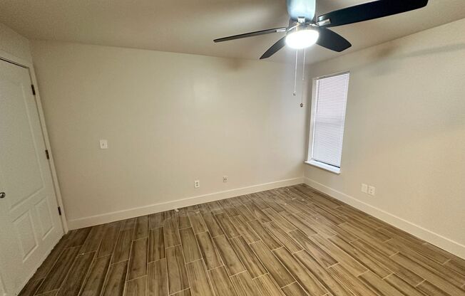 2 beds, 1 bath, $1,295, Unit Unit #103