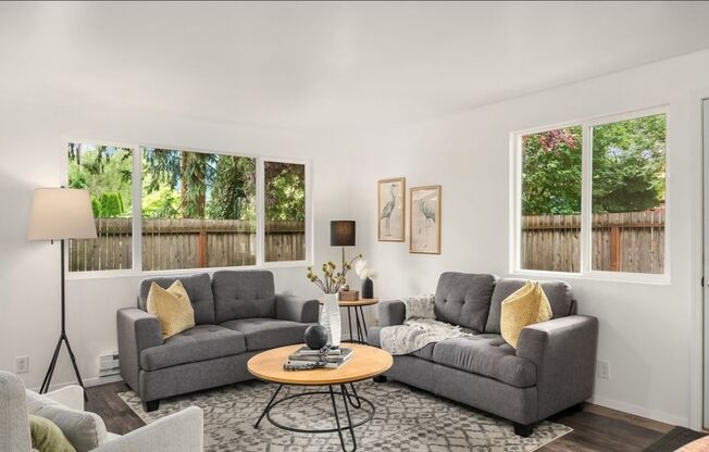 Modern 2 Bed, 1 Bath Duplex in Prime Olde Town Issaquah Location with Private Yard & Patio!