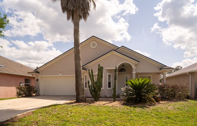 New Listing in Desirable Eagle Creek! 3/2/2