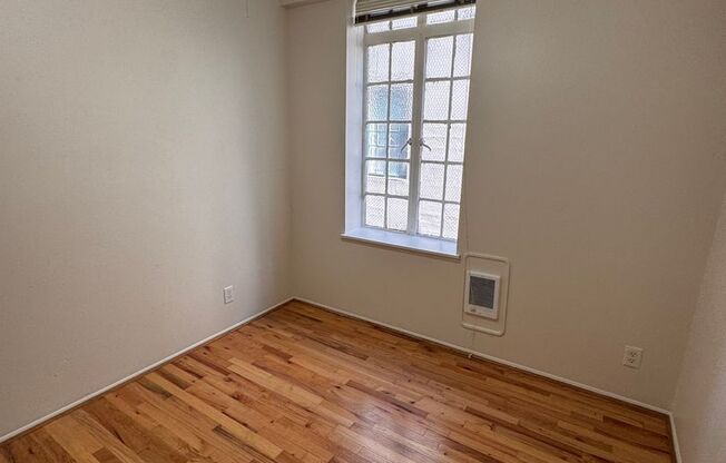 1 bed, 1 bath, 400 sqft, $975, Unit 302