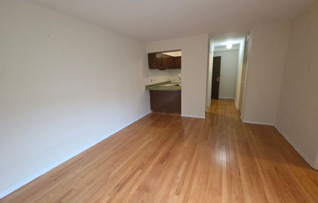 1055 W CATALPA