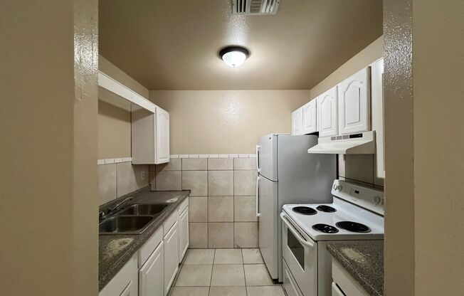 2 beds, 1 bath, $795