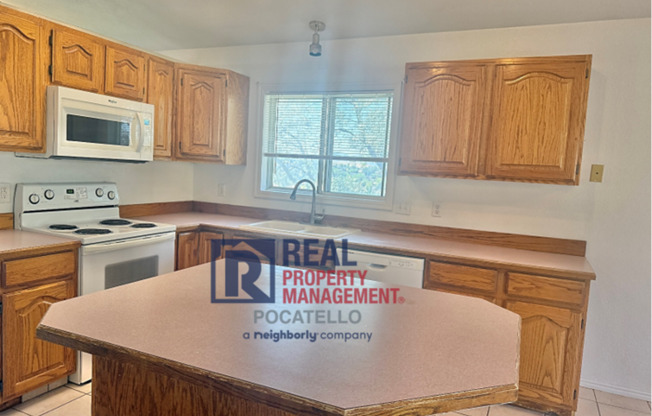 Beautiful 4 bed 2 1/2 bath - 3 car garage