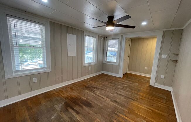 ((MOVE IN SPECIAL)) Simply the BEST! Adorable 1 Bedroom/1 Bath upstairs apartment home Located off Historic Camp Bowie! ((Covered Deck)) Minutes to Downtown Ft Worth ~
