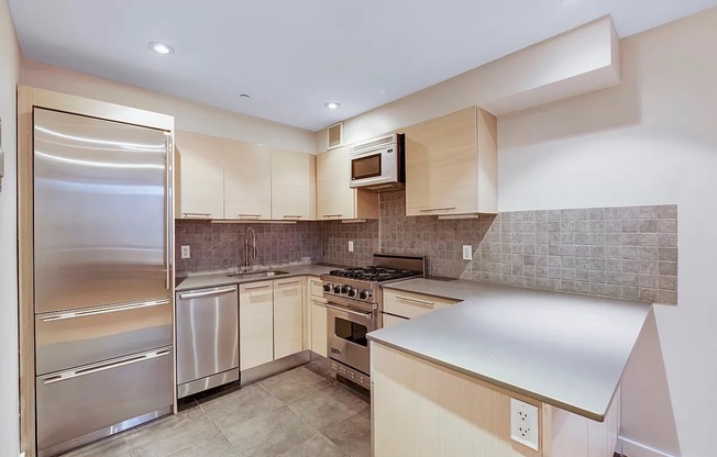 215 E 81 ST