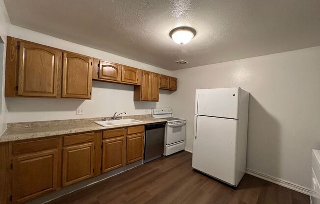 Spacious 3 Bedroom 1 Bath in Bear Valley Lakewood!