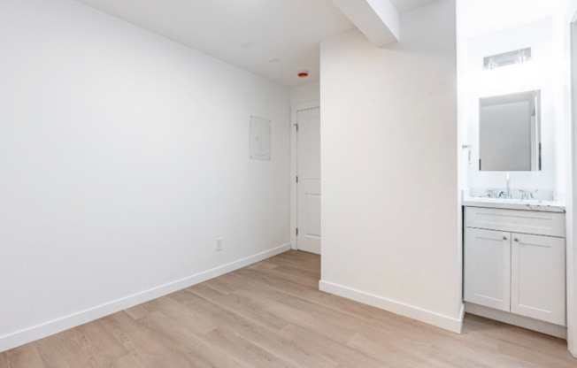 Studio, 1 bath, 295 sqft, $1,604, Unit B-114