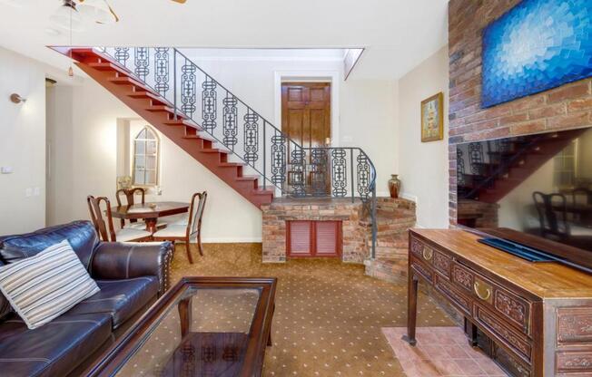 2 beds, 1 bath, 1,000 sqft, $5,250