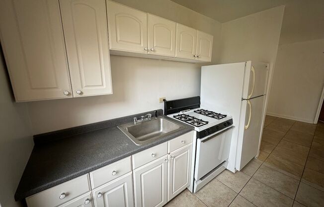 3 beds, 1 bath, $2,175, Unit 210C