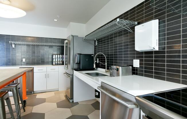 Fully Equipped Eat-In Kitchen at Venn Apartments, California, 94102