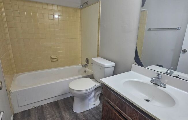 2 beds, 1 bath, $850, Unit 2330 Apt 205