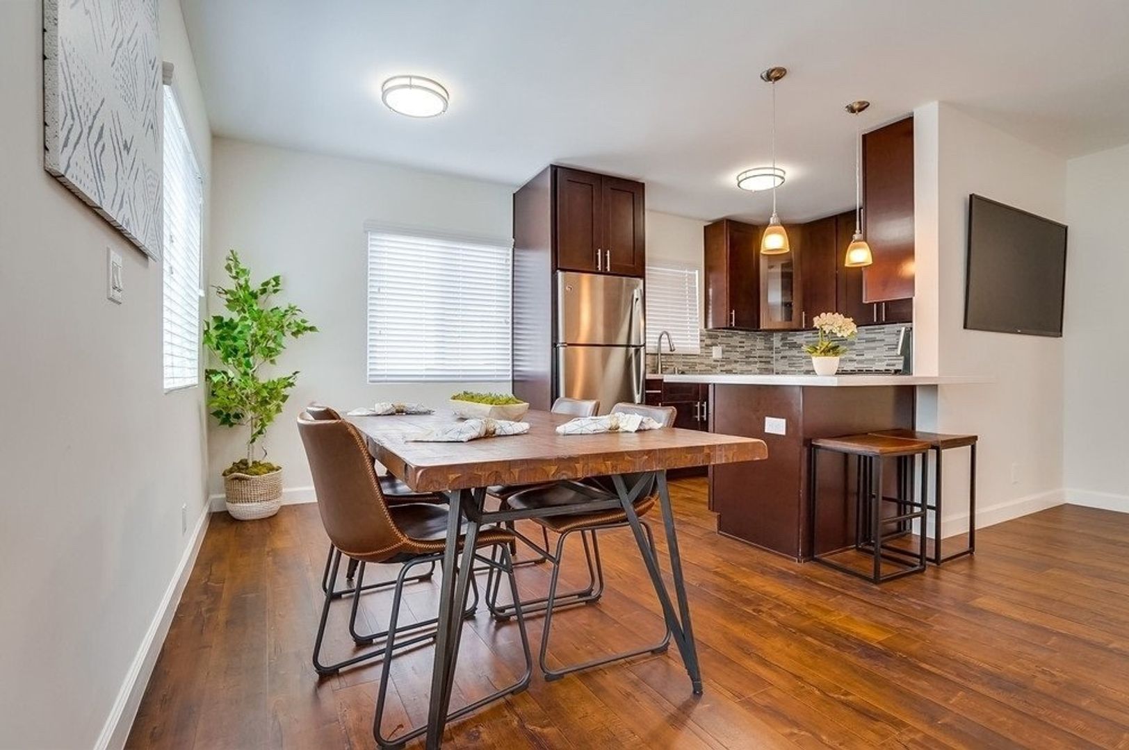 629 - 633 W. Hyde Park Blvd