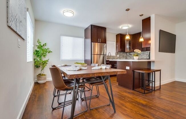 629 - 633 W. Hyde Park Blvd