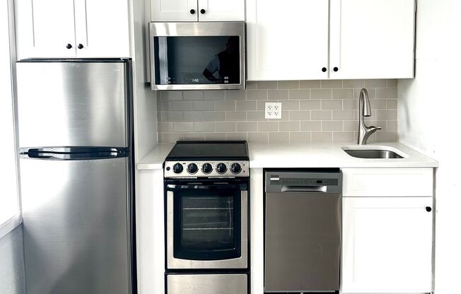 Studio, 1 bath, 325 sqft, $1,295, Unit 38