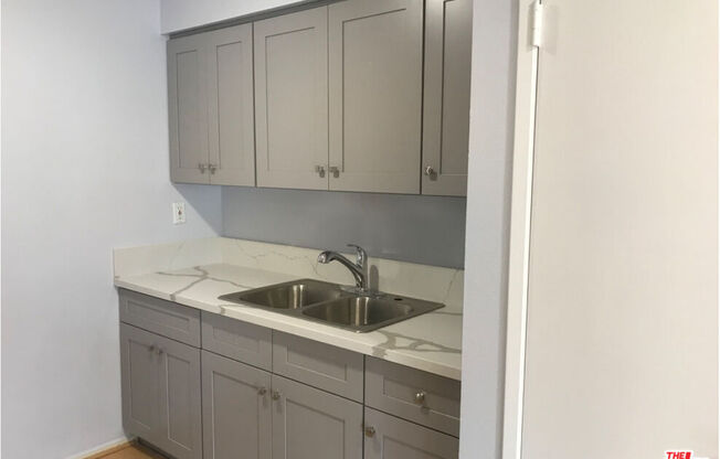 10282 TUJUNGA CYN BLVD