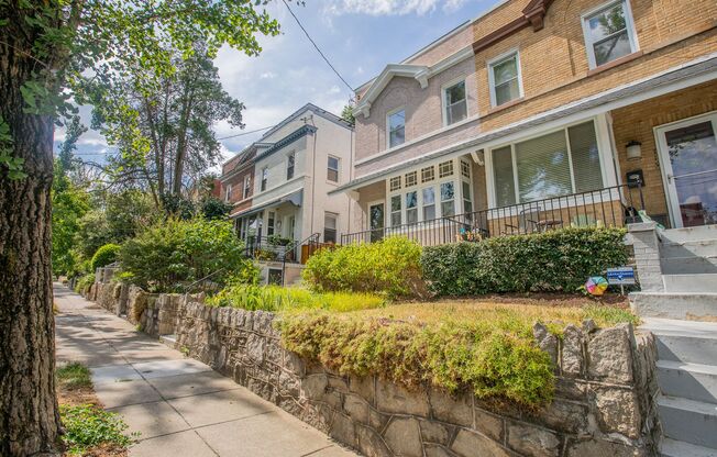 Exquisite 4 BR/3.5 BA EOG Townhome in Takoma!