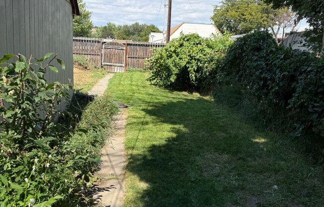 Centrally located 2 bed 1 bath upper level duplex