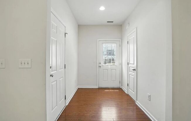 Charming 3BD, 2.5BA Cary Townhome in a Prime Location Near Shopping, Dining, Interstates, and RDU Airport