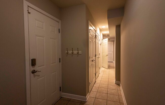 Charming 2Bed/2Bath w/ Den in Butchers Hill - Garage Parking!