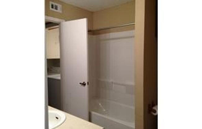 2 beds, 1 bath, 800 sqft, $1,400, Unit 224 NM
