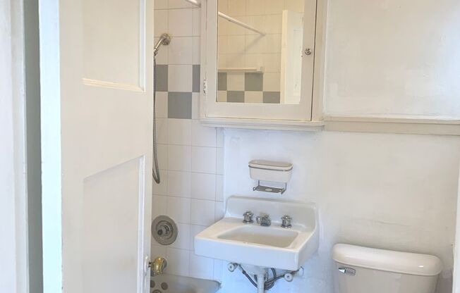 Studio, 1 bath, $820, Unit 408