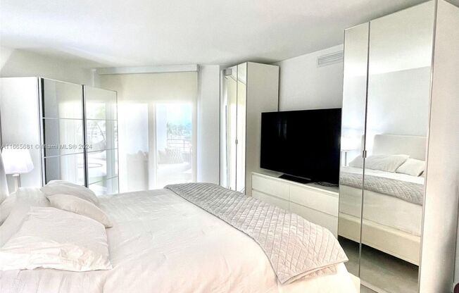 1 bed, 1 bath, 912 sqft, $3,200, Unit 5555 Collins Ave unit 6A (A11665681)