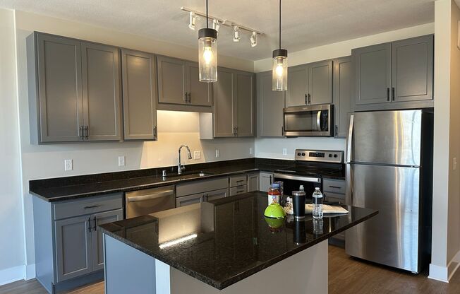 1 bed, 1 bath, 865 sqft, $1,724, Unit 422