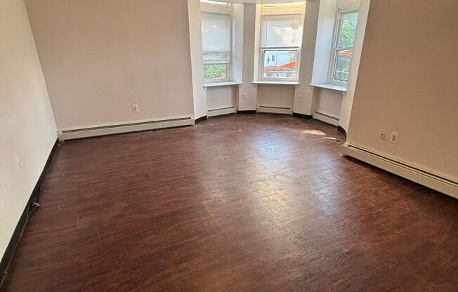 2 beds, 1 bath, $1,400, Unit 836 N Preston St - E