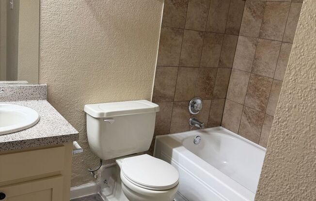 2 beds, 1 bath, 812 sqft, $1,085, Unit 402