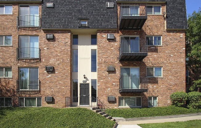 This is a picture of a building exterior at Romaine Court Apartments in Cincinnati, OH.