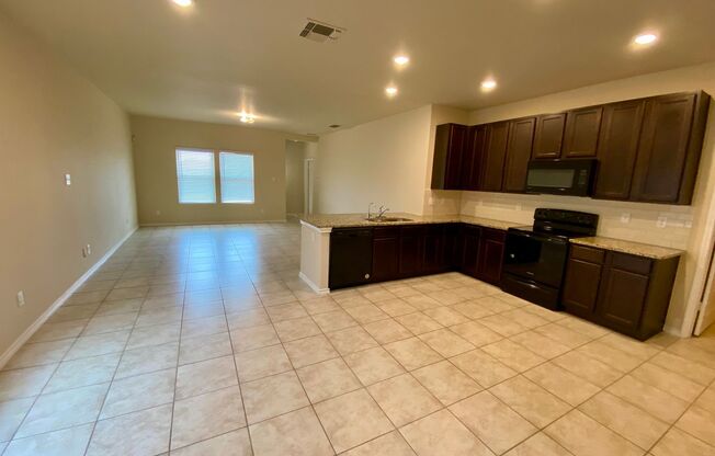 Spacious 4 Bedroom with easy access to JBSA Randolph AFB or JBSA Lackland AFB!