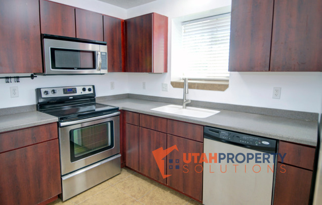 633 E 4 AVE