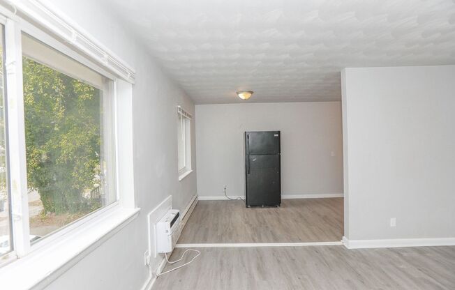 2 beds, 1 bath, $1,100, Unit 2