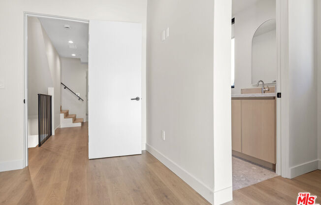 426 1/2 ARNAZ DR