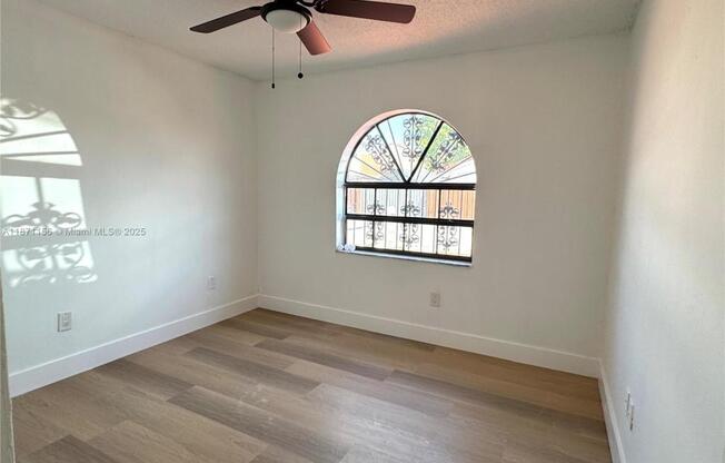 2732 W 54 ST