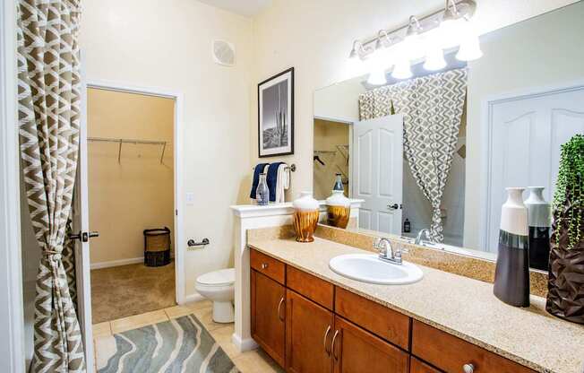 Full Bathroom with Ceramic Tile at Apartments Near Desert Ridge Marketplace