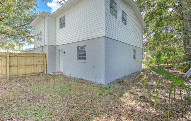 Very nice large 5 bedroom/3 bathroom home in booming Ybor city area