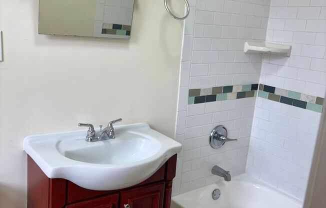 Studio, 1 bath, 330 sqft, $975, Unit 1F