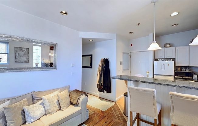 2 beds, 1 bath, 700 sqft, $3,795, Unit 18