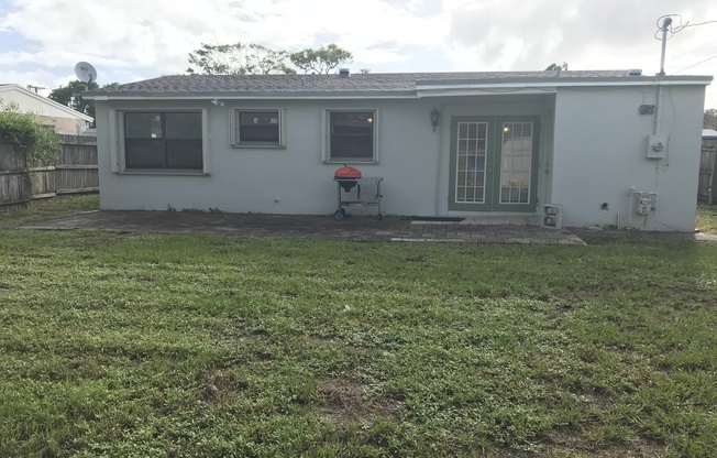 Single Family Home in Mangonia Park w/ Large fenced in yard