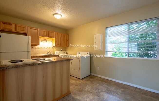 2 beds, 1 bath, $1,499, Unit 6851 N Fessenden Street Unit 4