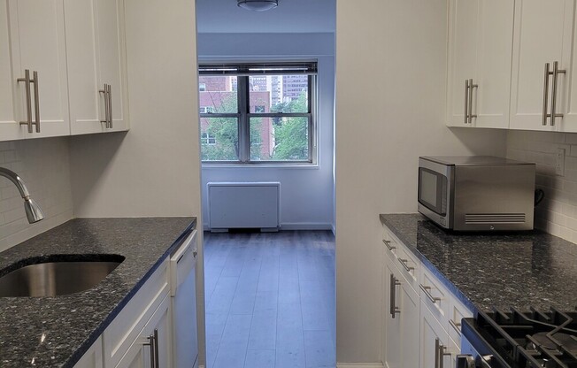 1 bed, 1 bath, 950 sqft, $5,750, Unit 8E