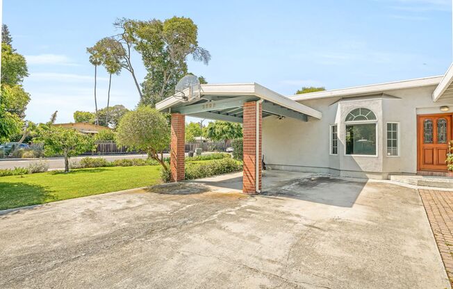 Spacious 4 bed, 2.5 Bath Home with Bonus Room and Pool in Palo Alto!