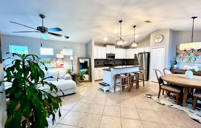 2/2 UNFURNISHED - ADORABLE BUNGALOW- WITH GARAGE/GATED COMMUNITY