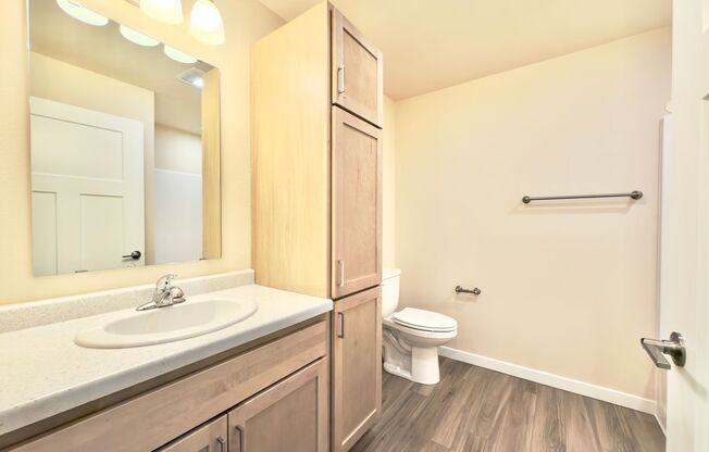 1 bed, 1 bath, 749 sqft, $1,324, Unit EC 4242-13