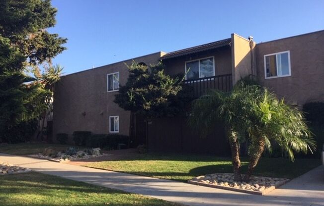 Pacific Beach -CONDO 2BR/1.5BA two story unit w/parking+coin laundry